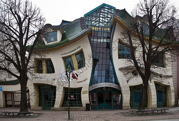 Krzywy Dom zaprojektowany przez Szczepana i Małgorzatę Szotyńskich
